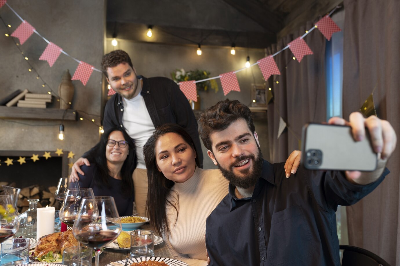 amigos sonrientes tiro medio tomando selfie 23 2149882914